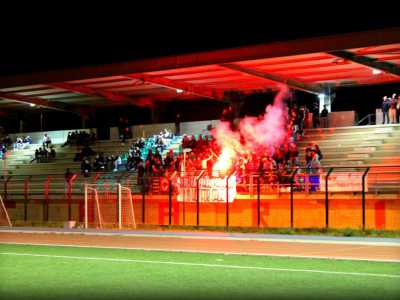 La tifoseria dell'Ideale durante una partita nel campo sportivo di San Pio, impianto di casa del club durante la stagione d'esordio, nel 2012/2013